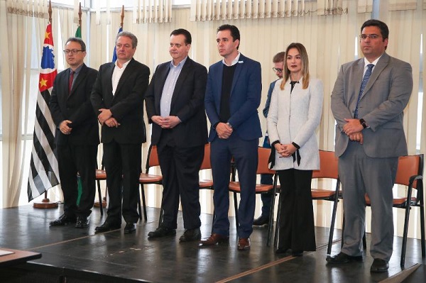 (Da esq. para a direita) Presidente da CEITEC, Paulo de Tarso Mendes, diretor da Finep, Ronaldo Camargo, ministro do MCTIC, Gilberto Kassab, prefeito de Santo André, Paulo Serra, primeira-dama de Santo André, Ana Carolina Serra, e diretor da Finep, Rennys Aguiar.